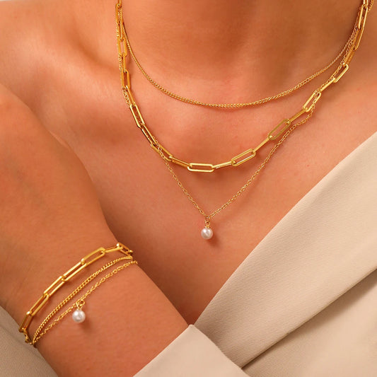 18 Karat Gold Vergoldetes Set: 3-lagige Kette und Armband mit Perle