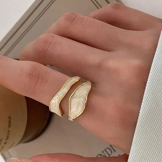 18-Karat Gold Vergoldeter Antiker Weißer Keramikkring