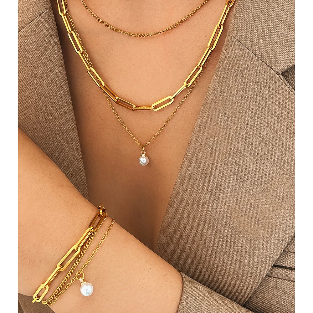 18 Karat Gold Vergoldetes Set: 3-lagige Kette und Armband mit Perle