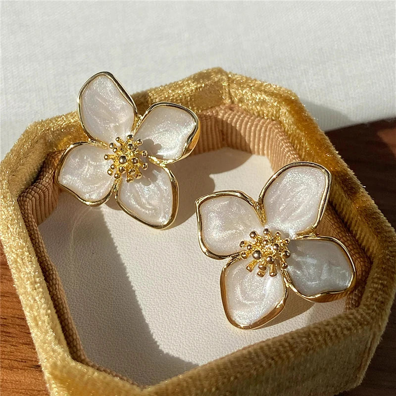 18-Karat Gold Vergoldete Blumenförmige Perlenstil Ohrringe
